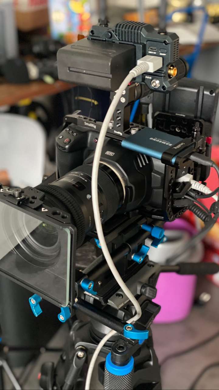 Caméra cinéma montée sur stabilisateur