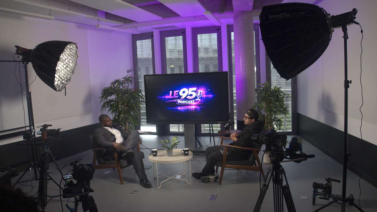 Plateau de tournage équipé de lumières et de caméras à la Station Numixs