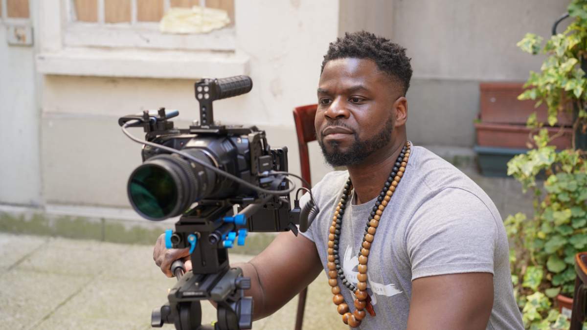 Roland Nkulu Kayova derrière une caméra