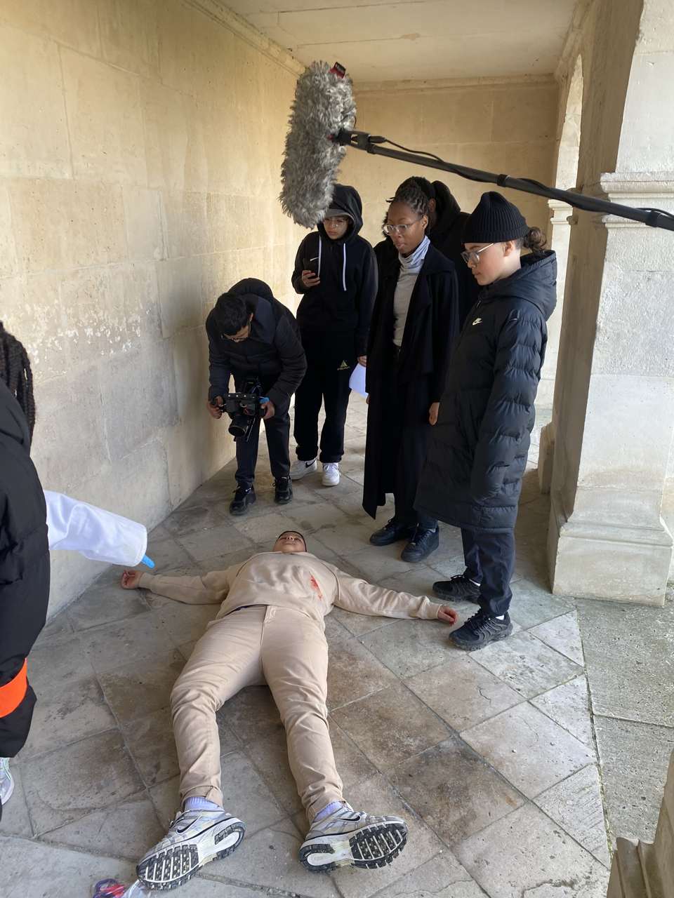 Comédiens en scène pendant un tournage